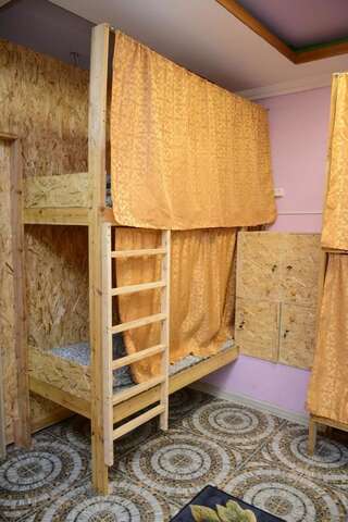 Хостелы RB Hostel Алматы Спальное место на двухъярусной кровати в общем номере для мужчин и женщин-3